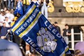 Повеќе од 100 илјади фанови на улиците во Јоркшир: Вака се слави влез во Премиер лигата (Видео)